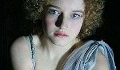 Julia Garner photo