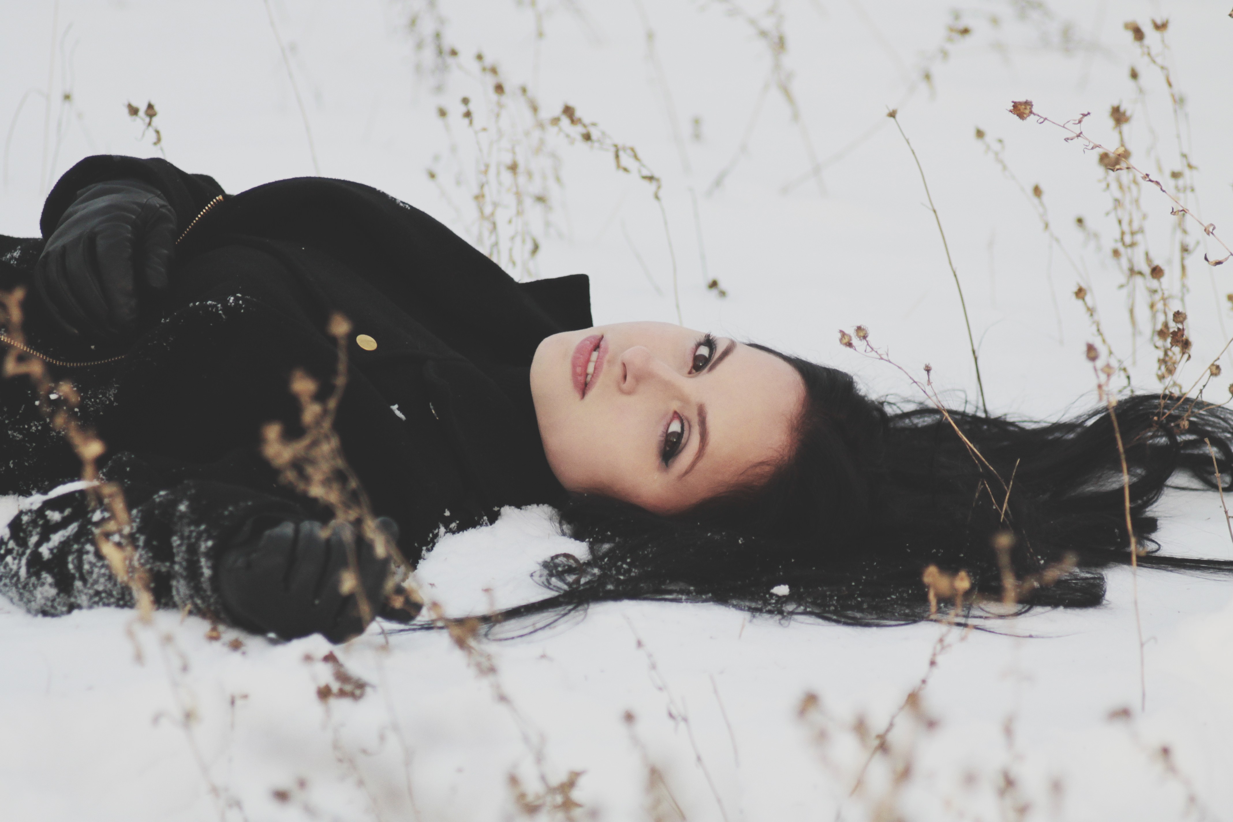 Девушка в сугробе. Девушка зима. Брюнетка зимой. Девушка лежит на снегу. Девушка зимой в снегу.